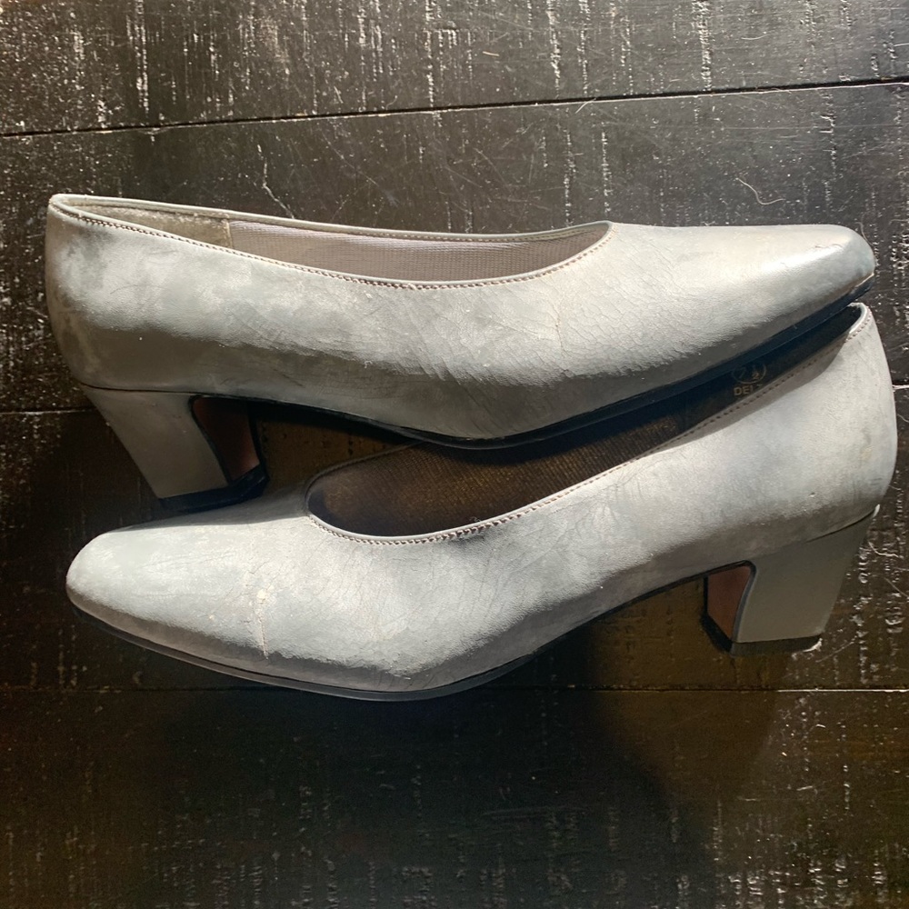 EUC  Fanfares grey suede like shoes - size 7 1/2